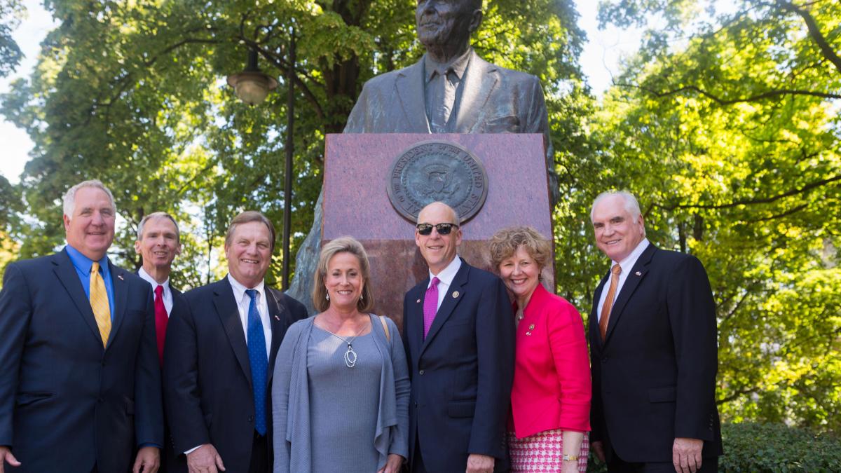 MK Warsaw Poland Reagan statue pic 1 
