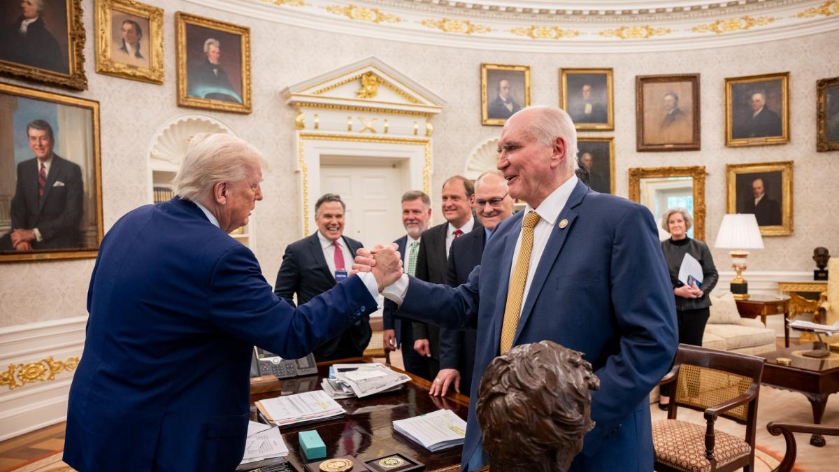 060225-trump-mk-wh-standing