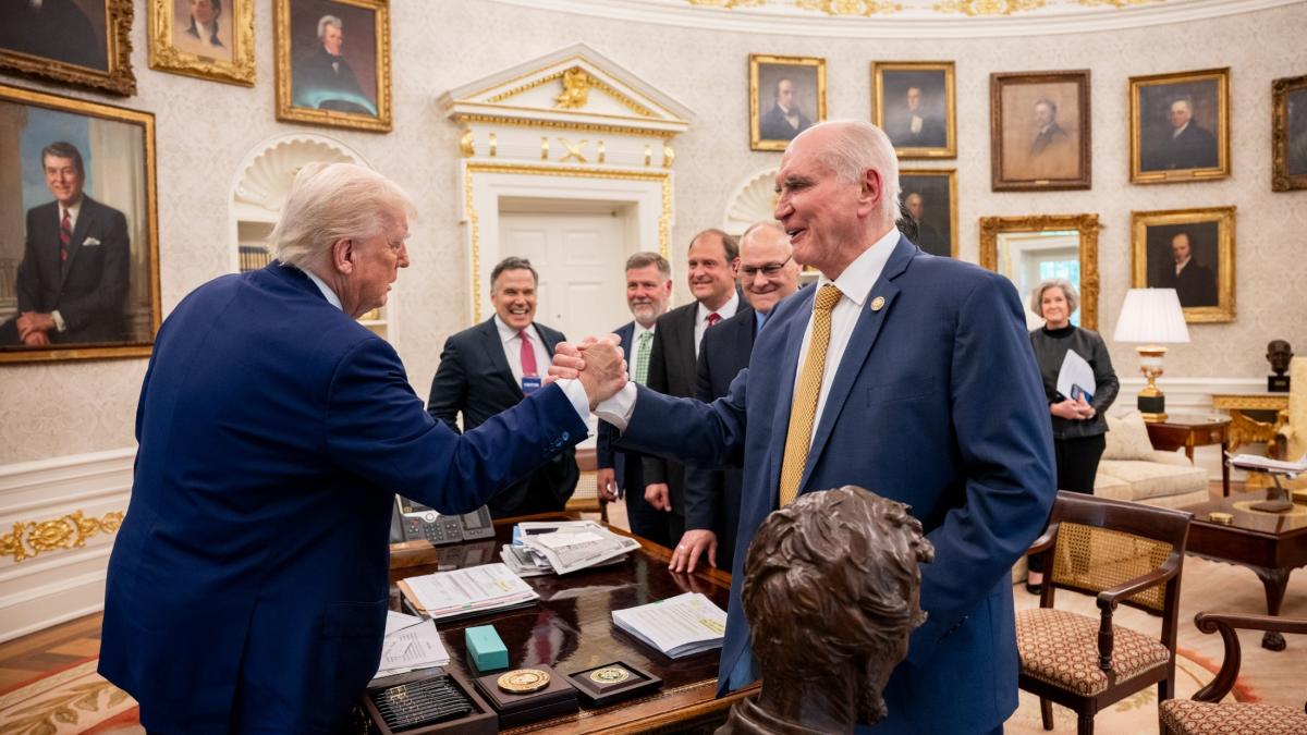 060225-trump-mk-wh-standing